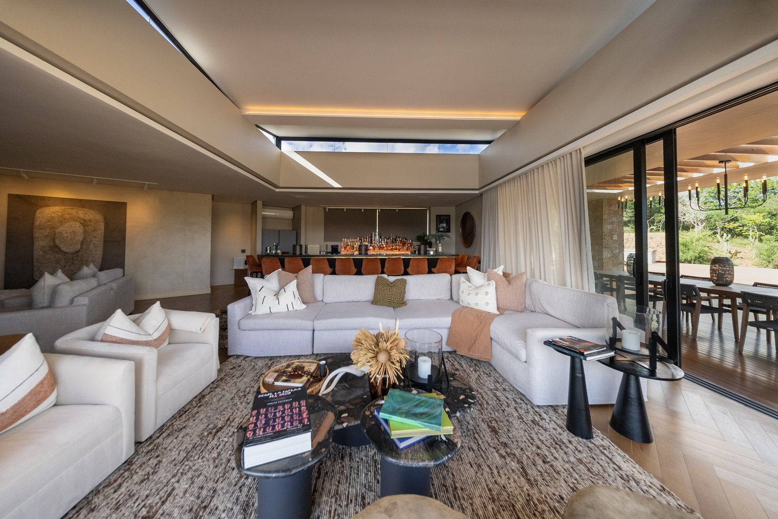 Main lounge and bar at Villa Thandawena